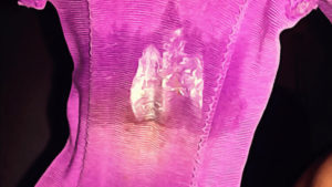 Белый член качественно заходит в вагинальную дырку негритянки в розовом платье