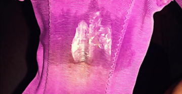 Жопастая стерва снимает белые трусики и вставляет пальцы в мокрую вагину