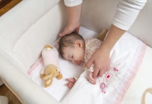 Как должен спать новорожденный комаровский. Как должен спать новорожденный? В какой позе класть спать малыша