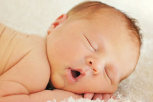 Трехмесячный ребенок вздрагивает во сне. Почему ребёнок в год вздрагивает во сне? Причины и способы решения проблемы