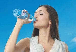 Надо пить 2 литра воды день. Зачем пить два литра воды в день и какая от этого польза