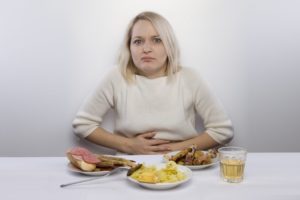 Что принять при переедании и тяжести. Таблетки от переедания или как помочь желудку справиться с едой