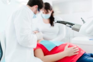 Можно ли лечить зубы при менструации. Можно ли лечить зубы во время беременности? Почему чаще обычного появляются проблемы во рту