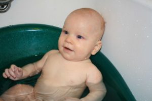 Можно ли мыть лицо новорожденному раствором марганцовки. Как развести марганцовку для купания новорожденного