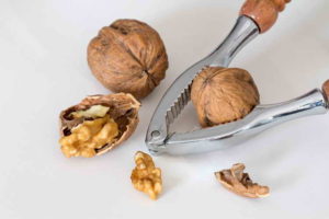 Грецкий орех – полезные свойства и вред. Применение в кулинарии. Грецкие орехи со сметаной: польза для мужчин