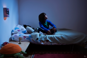 Ребенок боится спать один: помогаем избавиться от страха. Что делать, если ребенок боится спать один