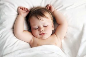 Грудничок дергается во время сна. Почему ребенок вздрагивает во сне и просыпается