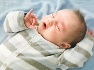 Почему грудничок дергается во время сна. Почему вздрагивает во сне новорожденный