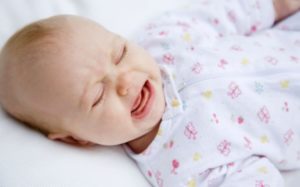 Трехмесячный ребенок вздрагивает во сне. Почему ребёнок в год вздрагивает во сне? Причины и способы решения проблемы