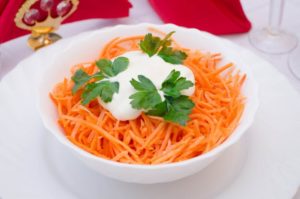 Салат из морковки со сметаной. Тёртая морковь со сметаной: польза и вред. Полезные свойства тертой свежей моркови