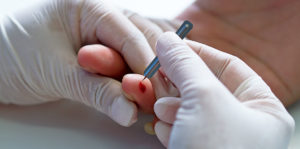 Как сдавать кровь из пальца: алгоритм проведения манипуляции. Когда берут кровь из пальца что проверяют