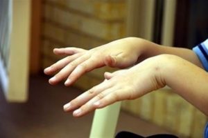 Трясется рука после физической нагрузки. Причины симптомы и лечение тремора рук