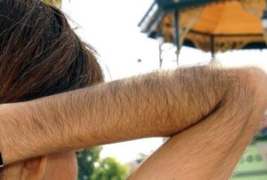 Неравномерный рост волос на груди мужчины. Зачем человеку волосы на ногах? Почему растут волосы на ногах