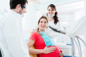 Лечение зубов при беременности во втором триместре. Можно ли лечить зубы во время беременности и когда лучше это делать