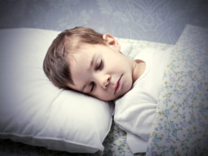 Стоны ребенка во сне причины. Почему ребенок стонет во сне? Стадии сна ребенка