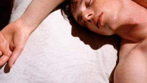 Почему потеет грудь и ноги во сне. Основные причины и лечение ночной потливости