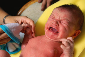 Почему у новорожденного мальчика набухли молочные железы. У новорожденного набухли молочные железы: причины