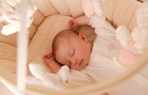 Грудничок 2 месяца постоянно спит. Почему так: причины, по которым новорождённые и дети до года много спят. Почему новорождённый много спит и мало ест