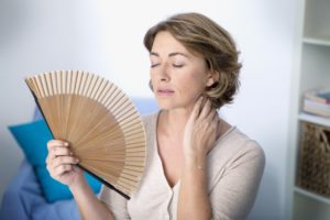 От чего может бросать в. Приливы жара к голове у женщин: симптомы и лечение, питание