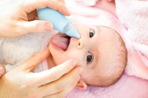 Забит нос у грудничка что делать. Что делать если у новорожденного не дышит нос? Насморк ли это у малыша