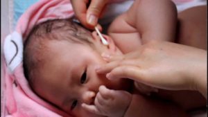 Когда можно начинать чистить уши новорожденному. Как правильно чистить уши новорожденным деткам