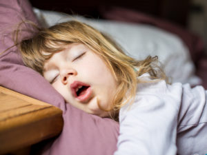 Стоны ребенка во сне причины. Почему ребенок стонет во сне? Стадии сна ребенка