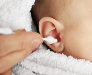 Когда можно начинать чистить уши новорожденному. Как правильно чистить уши новорожденным деткам