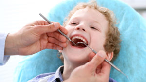 Детская зубная боль. Нужно ли лечить молочные зубы у детей. Лечить или ждать, когда выпадут — нужно ли лечить молочные зубы