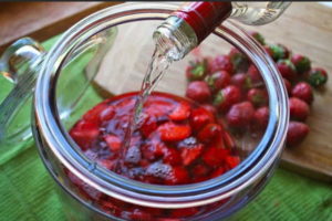 Настойка из ягод земляники. Как сделать наливку, ликер, настойку из клубничного варенья, замороженной и свежей клубники на водке, спирту, самогоне: рецепт в домашних условиях