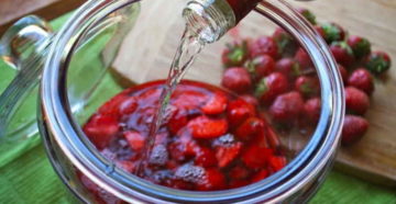 Настойка из ягод земляники. Как сделать наливку, ликер, настойку из клубничного варенья, замороженной и свежей клубники на водке, спирту, самогоне: рецепт в домашних условиях