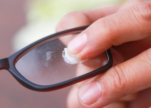 Удаление царапин с линз очков. Возможно ли убрать царапины на очках? Миф или реальность: Полировка линз