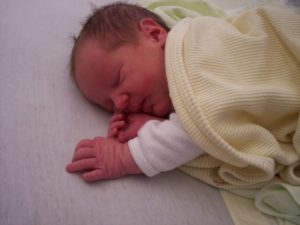Грудничок 2 месяца постоянно спит. Почему так: причины, по которым новорождённые и дети до года много спят. Почему новорождённый много спит и мало ест