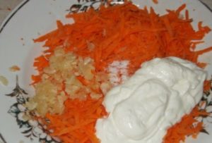 Салат из моркови со сметаной и чесноком. Какова польза моркови со сметаной Салат из моркови с чесноком и сметаной